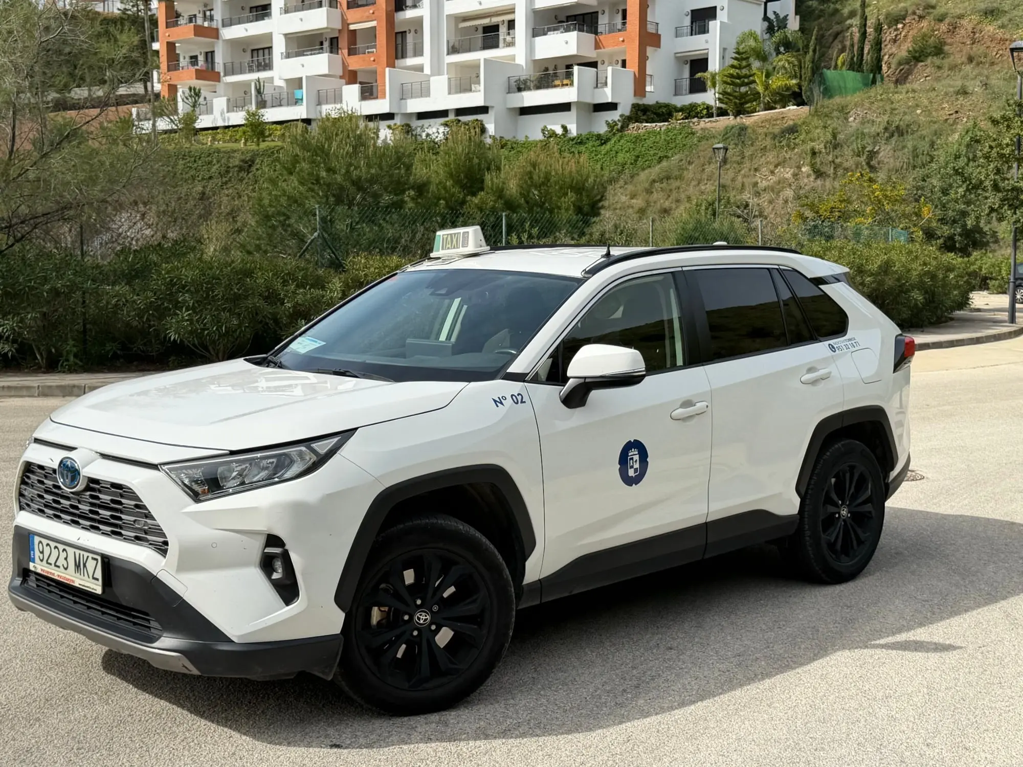 Taxi Toyota RAV4 nº 02 de Torrox en una urbanización de la costa