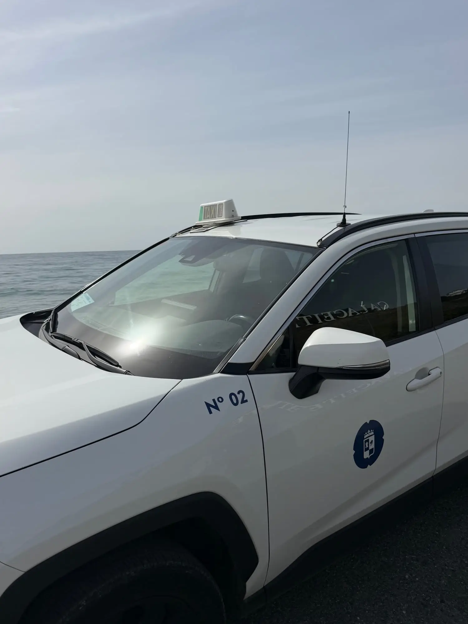Taxi Nr. 02 aus Torrox am Meer mit dem Stadtwappen an der Tür