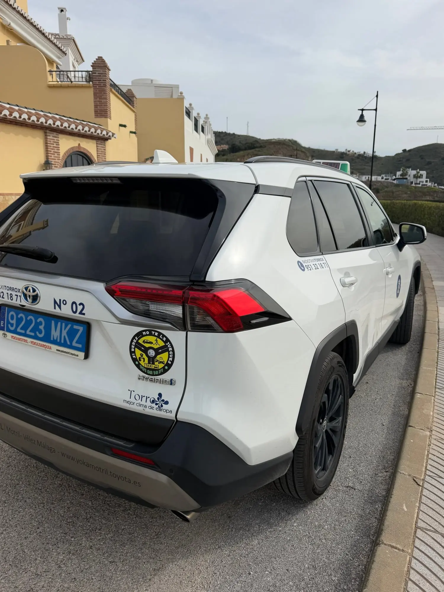 Trasera del taxi Toyota RAV4 Hybrid con el número 02
