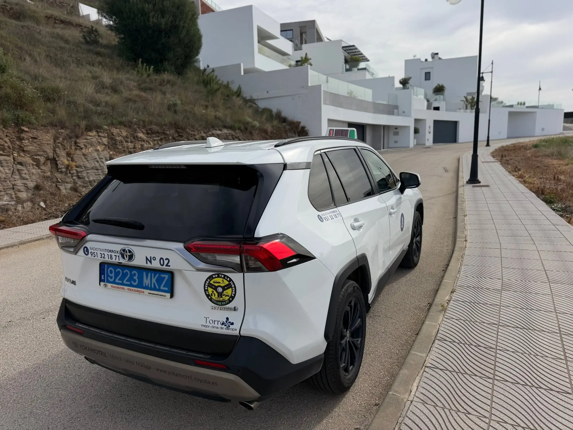 Heck des Toyota RAV4 Hybrid-Taxis aus Torrox mit der Lizenz Nr. 02